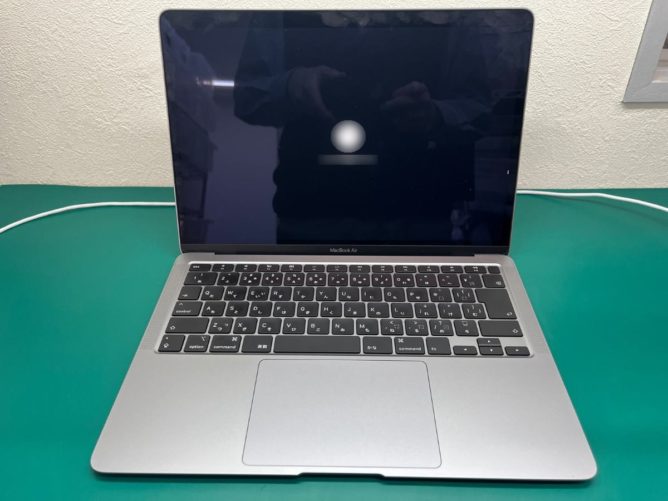 起動の途中で止まったMacBook Air