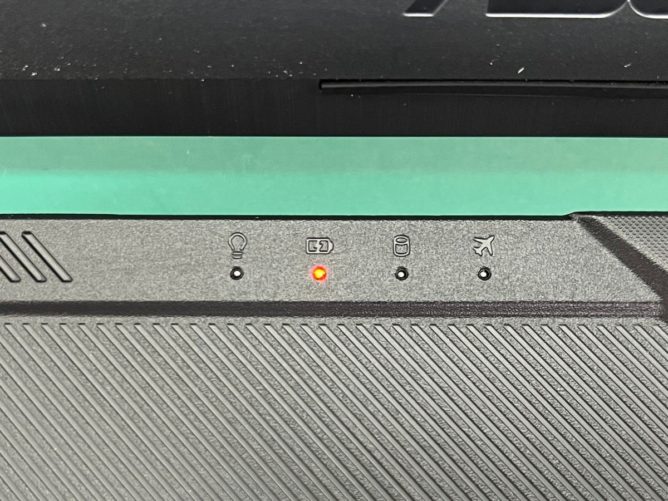 バッテリーのランプがオレンジ色に点いたASUSのノートパソコン