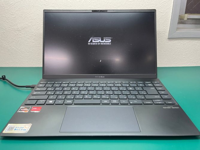 ASUSのロゴが表示されたZenBook 13