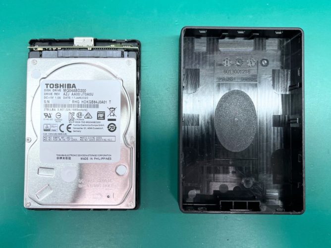 分解した外付けハードディスク