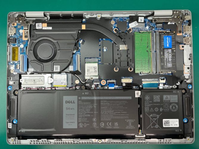 裏蓋を外し、メモリを2枚取り付けたDellのノートパソコン