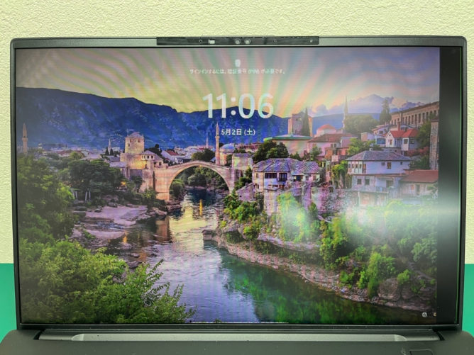 画面全体に虹色の乱れが出たノートパソコンの液晶