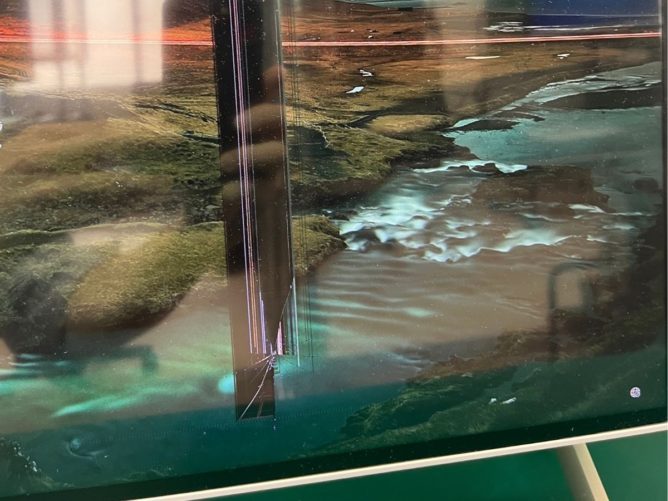 縦にひびが入り、表示が乱れた一体型パソコンの画面