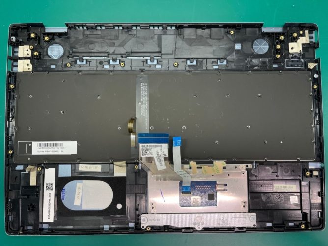 キーボードを取り外したHPのノートパソコン