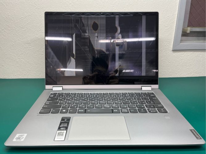 画面全体にひびが広がったLenovoのノートパソコン