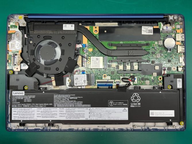 分解して内部を確認しているLenovoのノートパソコン