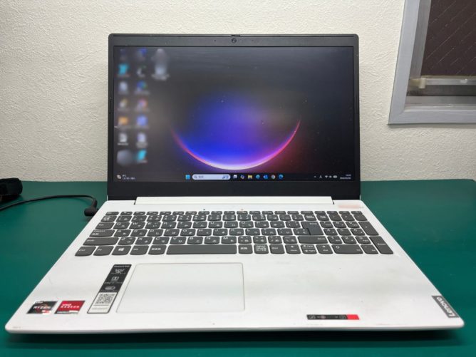 Windows 11の画面が表示されたLenovoのノートパソコン