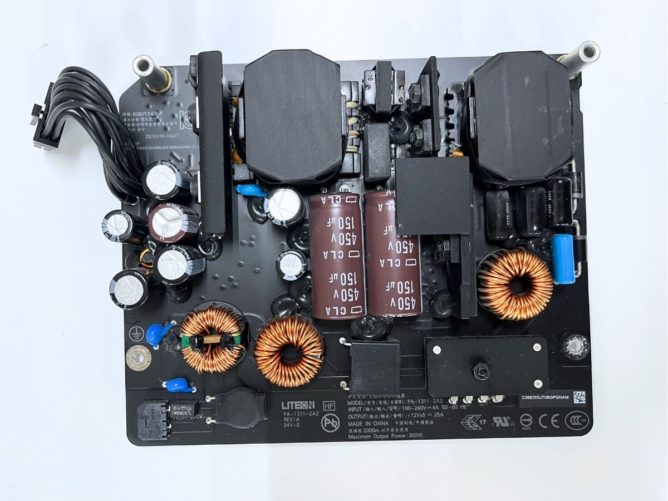 iMacから取り外した電源ユニット