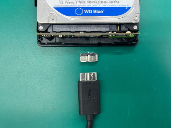 折れたUSB端子と、ケースから取り出したハードディスク