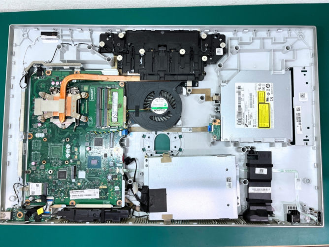 一体型パソコンを分解し、ハードディスクを取り出すところ