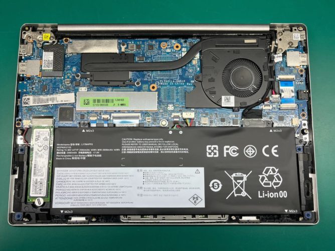裏蓋を外し、バッテリーが見えるLenovoのノートパソコン