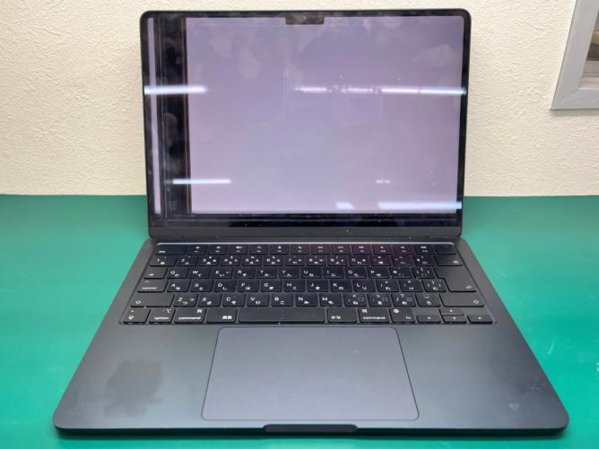 画面に縦線が入ったMacBook Air