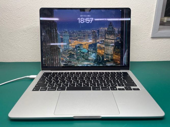 画面に縦線とノイズが入ったMacBook Air