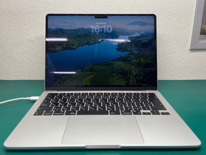 画面に縞模様が出たMacBook Air
