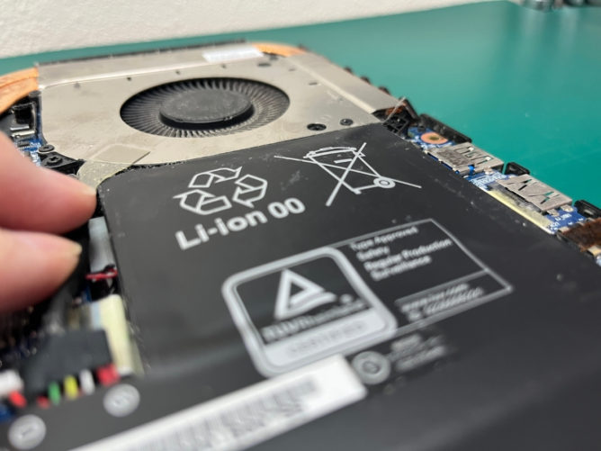 マウスコンピューターのノートパソコンから取り外す、膨らんだバッテリー