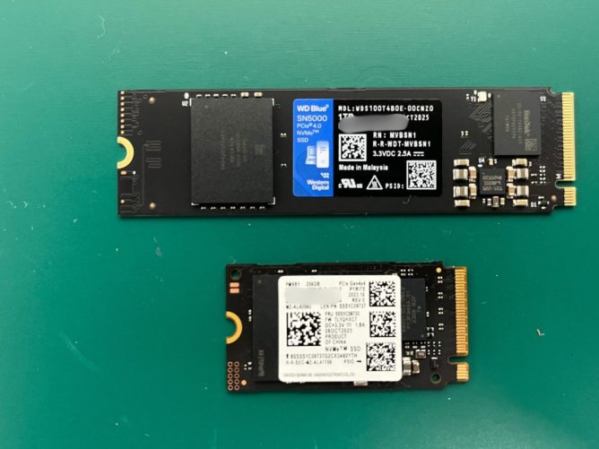 取り外した元のSSDと、容量の大きい新しいSSDを並べた写真