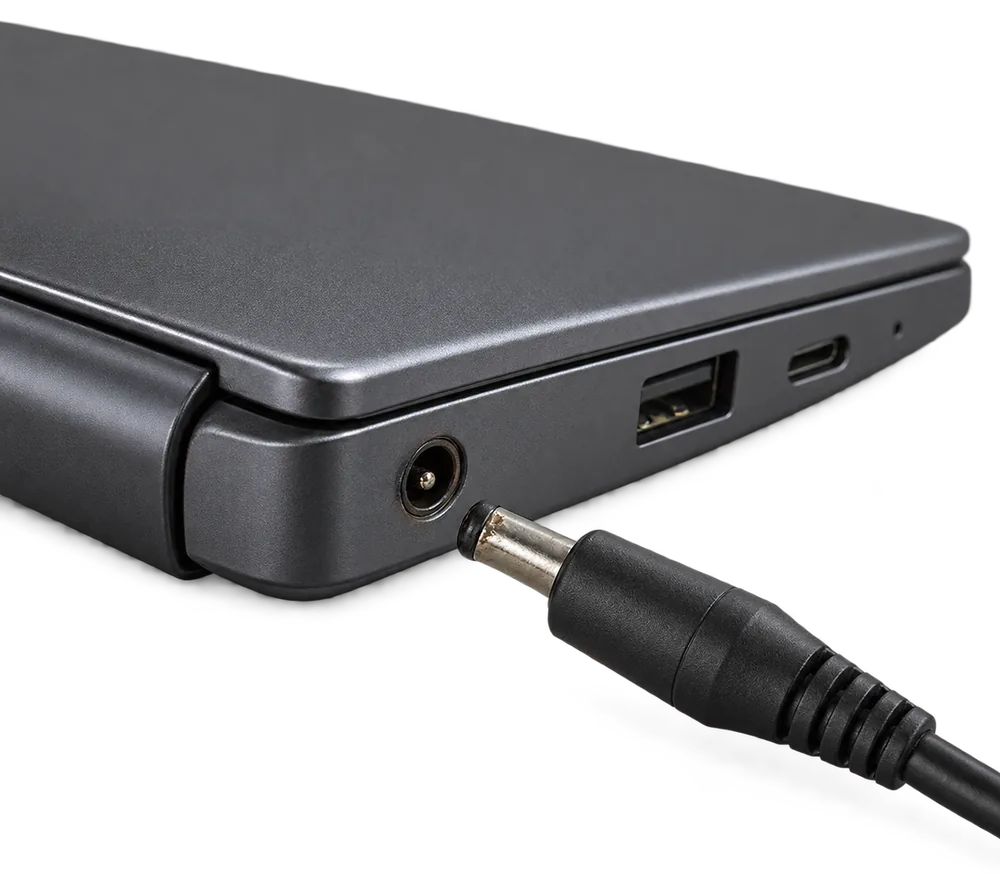 電源ケーブルをつないだノートパソコンの充電口（イメージ）