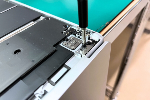 診断・修理中の技術者の手元アップ